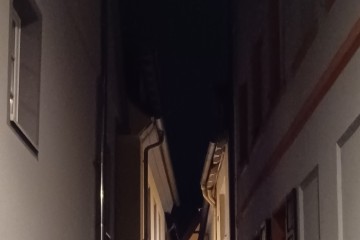Nachtaufnahme einer Gasse in der Altstadt