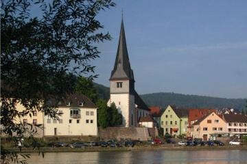 Die Markuskirche gehört ragt über den Dächern der Altstadt hervor und spiegelt sich im Fluss