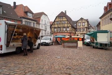 Marktstände auf dem Marktplatz in Neckargemünd