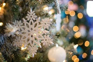 Weihnachtsbaum mit Schneeflockenanhänger