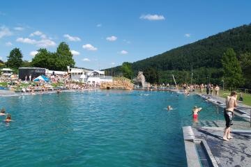 Das Naturbad mit Badegästen an einem sonnigen Tag