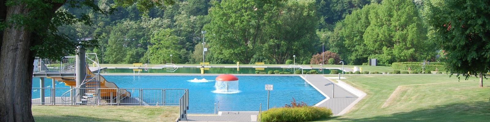 Blick auf die Schwimmbecken von der Schwimmbadkasse aus