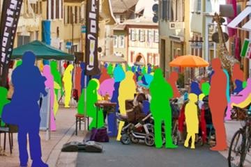 Hauptstraße mit bunt übermalten Menschen