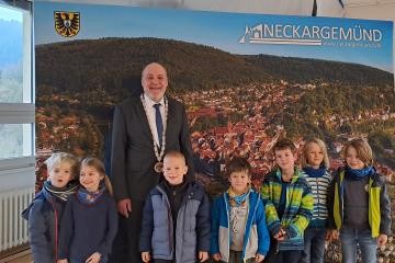 Bürgermeister Volk mit Kindergartenkindern