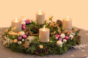 Adventskranz mit silbernen Kerzen