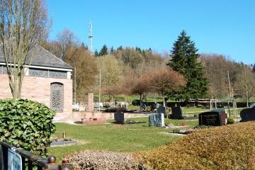Besuch des Mückenlocher Friedhofs an einem sonnigen Tag