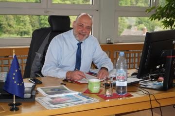 Bürgermeister Frank Volk arbeitet an seinem Schreibtisch