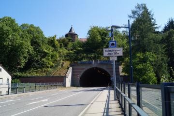Ansicht der Einfahrt in den Hollmuthtunnel