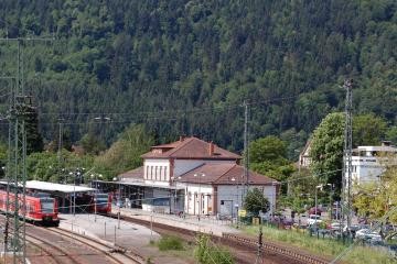 Eine S-Bahn hält am Bahnhof Neckargemünd