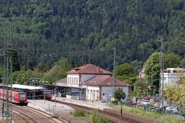Eine S-Bahn hält am Bahnhof Neckargemünd
