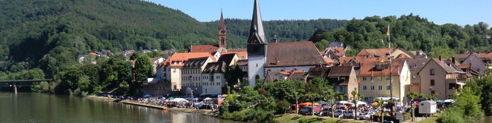 Nachmittagsspaziergang in der sonnigen Innenstadt 