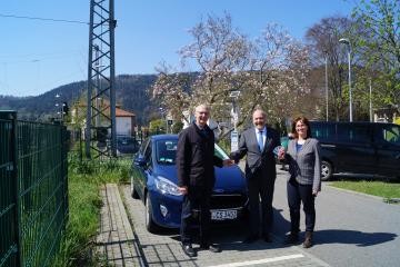 Bürgermeister Frank Volk, Klimaschutzbeauftragte Susanne Lang und Stefan Küppers mit neuem  Carsharing-Auto
