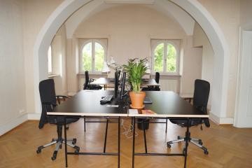 Co-Working-Raum mit Schreibtischen in der Villa Menzer