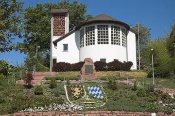 Die evangelische Kirche Waldhilsbach mit charakteristischem Rundbau