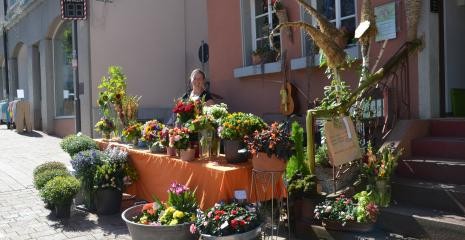 Bei schönem Wetter verkauft  Florale Art & Design Blumen vor dem Laden