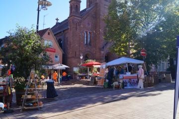 Buntes Treiben auf dem Herbstmarkt auf dem Marktplatz