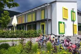Der Kindergarten in Kleingemünd mit bunten Kinderfahrrädern im Vordergrund