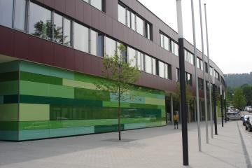 Detailansicht des Schulzentrums mit grüner Wand zur Aula