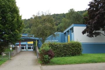 Die blauen Häuser der Erich-Kästner-Schule