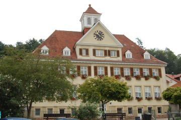 Die Grundschule Waldhilsbach teilt sich ein Gebäude mit dem Rathaus