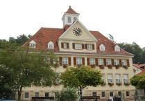Die Grundschule Waldhilsbach teilt sich ein Gebäude mit dem Rathaus