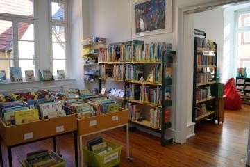 Volle Bücherregale in den gemütlichen Räumen der Stadtbücherei