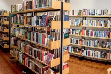 Volle Bücherregale in den gemütlichen Räumen der Stadtbücherei