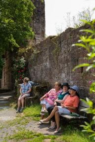 Touristen sitzen im Burggarten