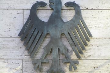 Gusseiserner Bundesadler auf Steinwand