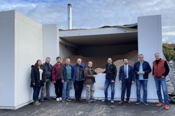 Gruppenfoto vor der Holzhackschnitzelanlage