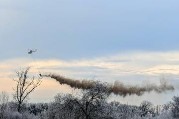 Helikopter bringt Kalkmaterial aus