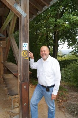 Bürgermeister Frank Volk vor der Neckarriedkopfhütte am Neckarsteig