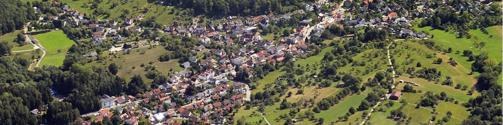 Sommerliche Frontansicht des Rathauses