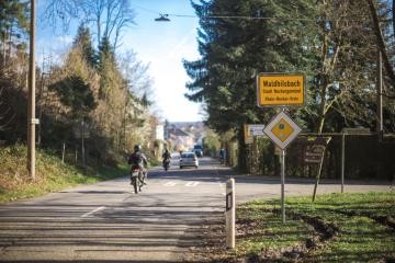 Eine S-Bahn hält am Bahnhof Neckargemünd