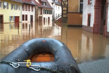 Ein Schlauchboot auf dem von Hochwasser überschwemmten Hanfmarkt