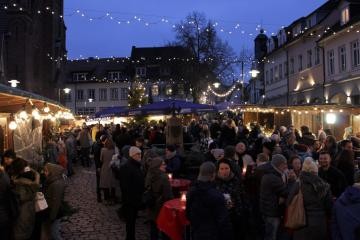 gut besuchter Weihnachtsmarkt am Abend