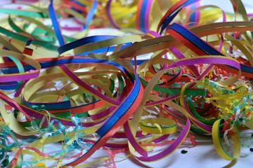 Symbolbild mit Luftschlangen