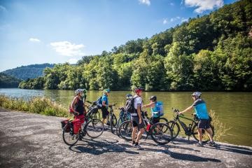 Radfahrende auf dem Neckartalradweg direkt am Neckarufer