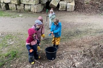 Kindergartenkinder beim Müll sammeln