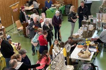 Blick in die Halle mit Ständen und Besuchern