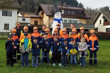 Gruppenfoto von Jugendfeuerwehr und den FeuerMücken