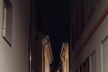 Nachtaufnahme einer Gasse in der Altstadt