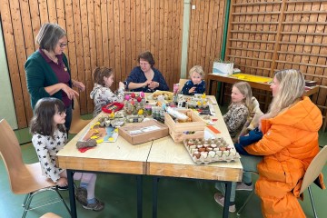 Kinder basteln am Basteltisch