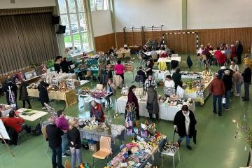 Blick in die Halle mit vielen Verkaufsständen