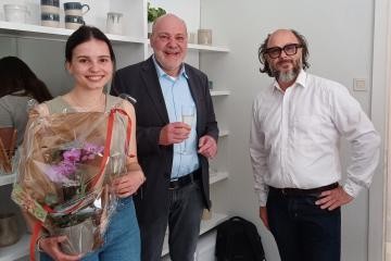 Frank Volk (mitte) und Ralph Dreher (rechts) mit Hanna Kratz im Laden