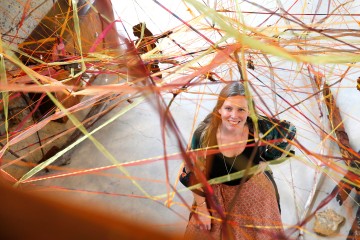 Porträtaufnahme von Lotte Günther mit Installation im Vordergrund