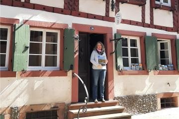 Mitarbeiterin vor Tourist-Information