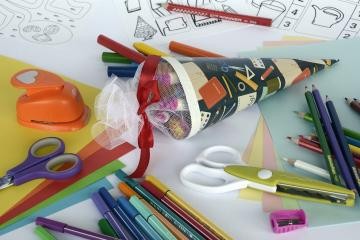 kleine Schultüte und Stifte