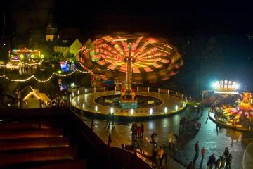 Beleuchtete Fahrgeschäfte bei Nacht