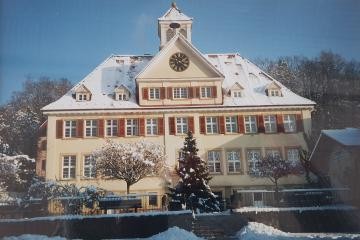 Ortsverwaltung im Winter mit Schnee